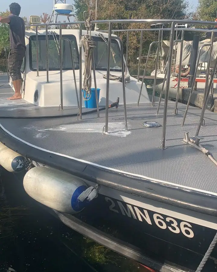 Loču laiva pārdošanā