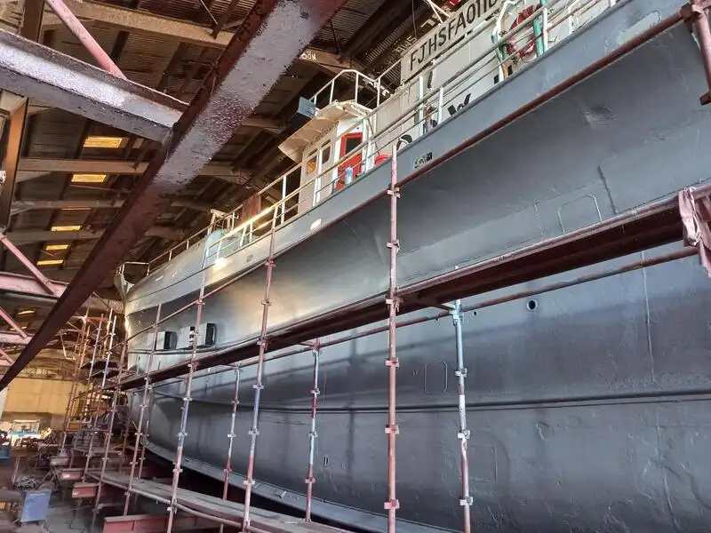 Kuģis ar āķu jedām pārdošanā