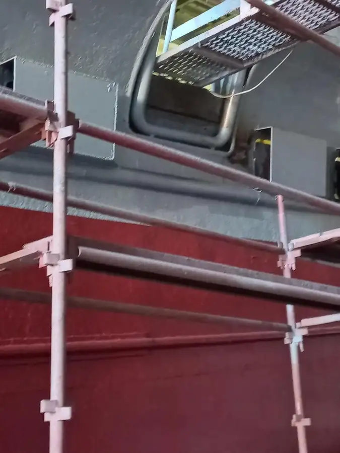 Kuģis ar āķu jedām pārdošanā