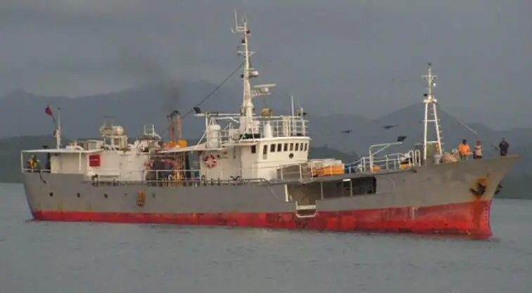 Kuģis ar āķu jedām pārdošanā