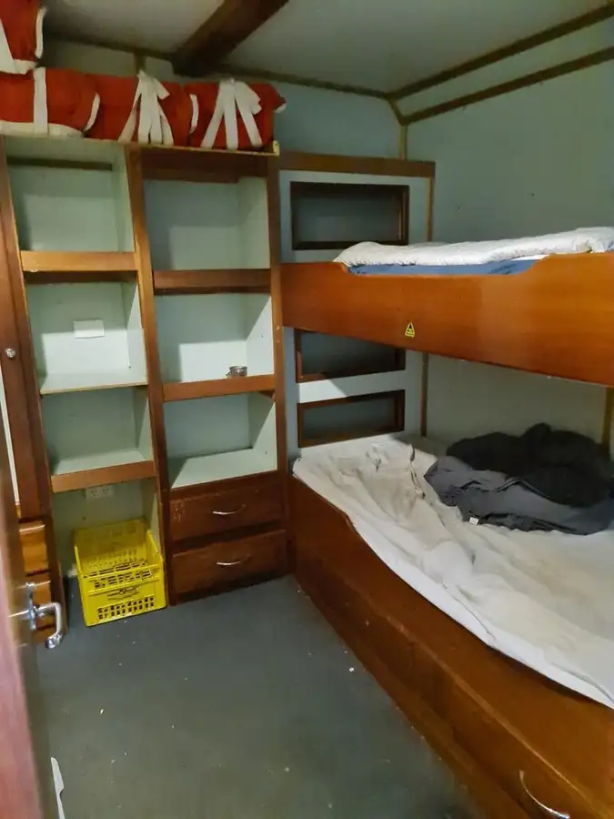 Kuģis ar āķu jedām pārdošanā