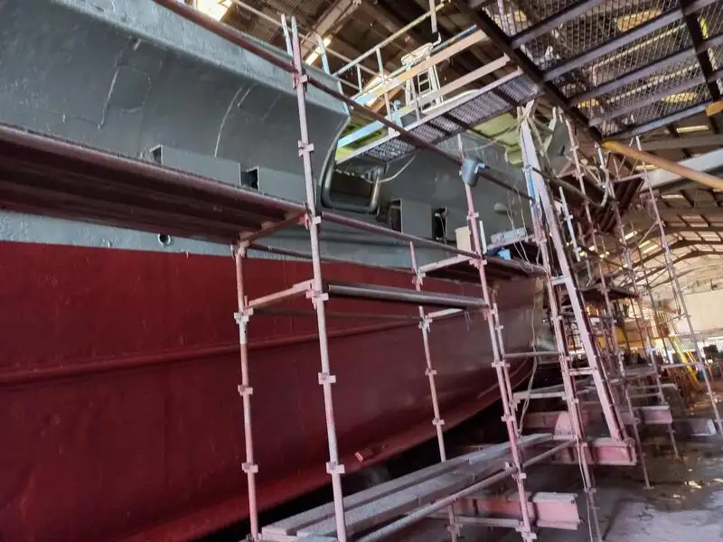 Kuģis ar āķu jedām pārdošanā