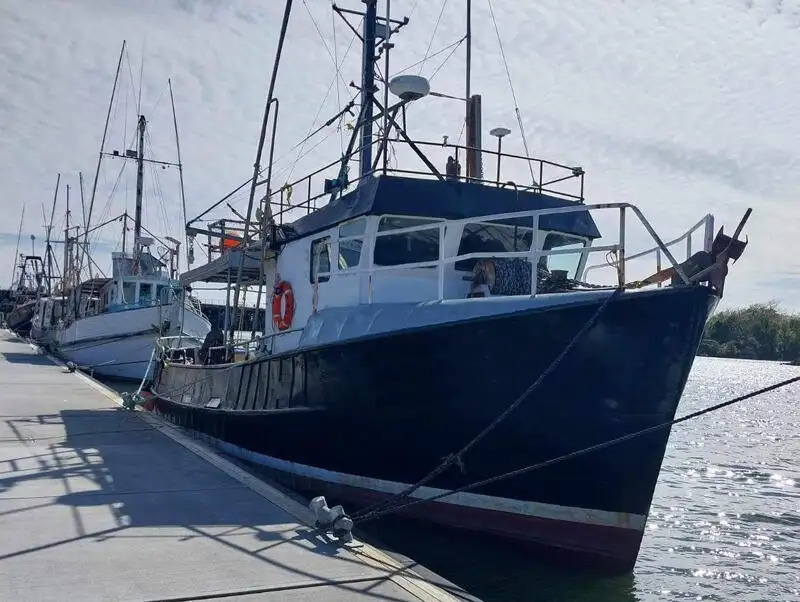 Kuģis ar āķu jedām pārdošanā