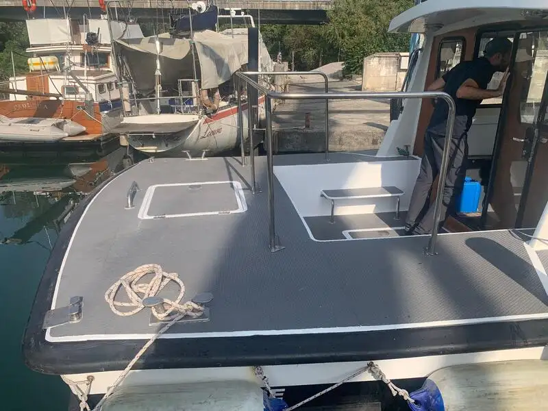 Loču laiva pārdošanā