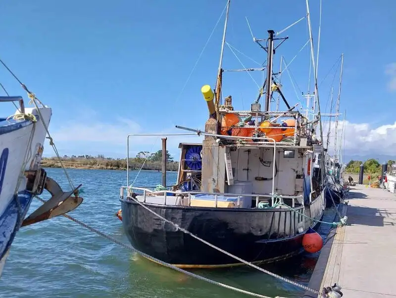 Kuģis ar āķu jedām pārdošanā