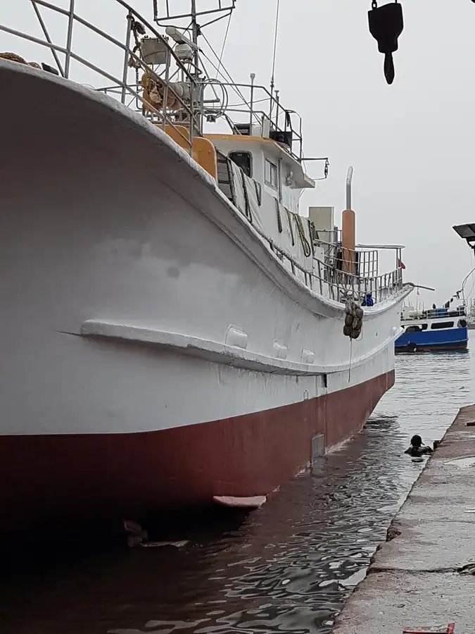 Kuģis ar āķu jedām pārdošanā