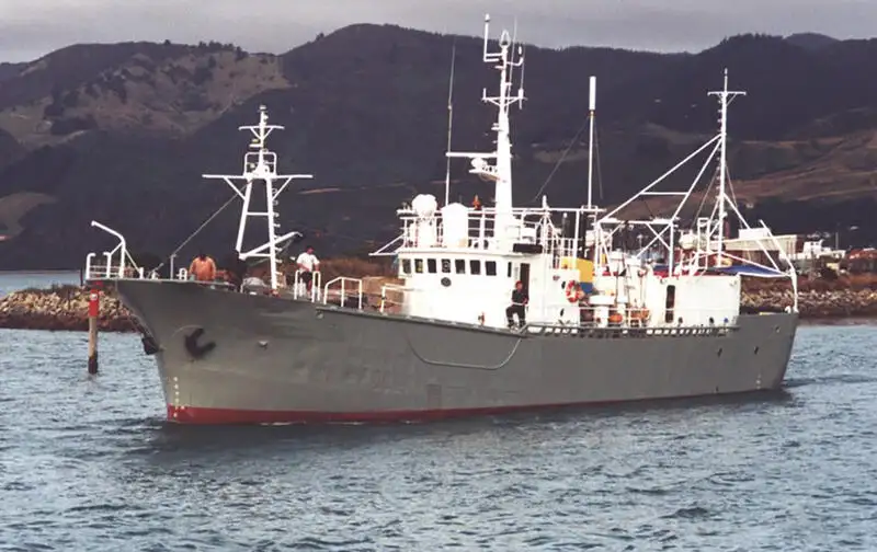 Kuģis ar āķu jedām pārdošanā