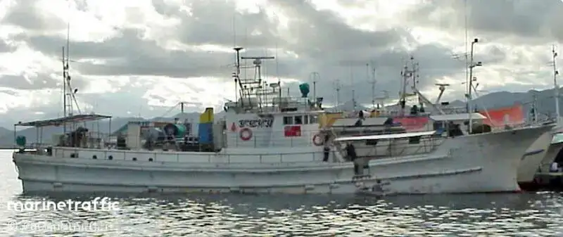 Kuģis ar āķu jedām pārdošanā