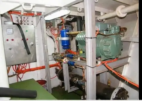 Kuģis ar āķu jedām pārdošanā