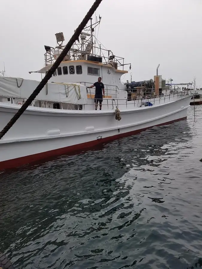 Kuģis ar āķu jedām pārdošanā