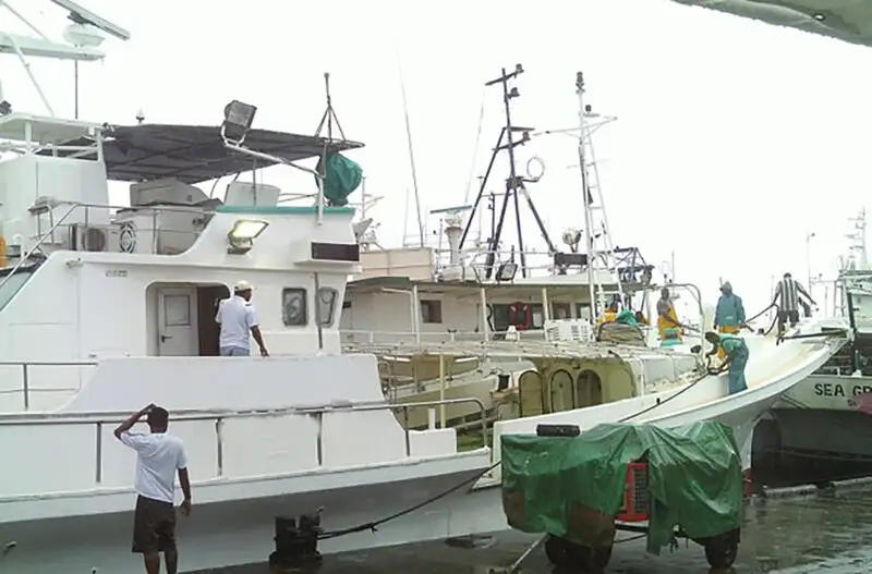 Kuģis ar āķu jedām pārdošanā