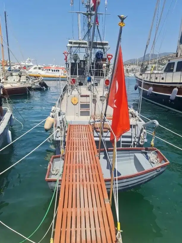 Ugunsdzēsības laiva pārdošanā