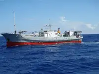 Kuģis ar āķu jedām pārdošanā