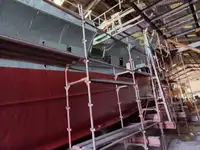 Kuģis ar āķu jedām pārdošanā