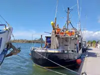 Kuģis ar āķu jedām pārdošanā