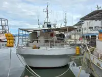 Kuģis ar āķu jedām pārdošanā