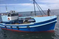 Kuģis ar āķu jedām pārdošanā